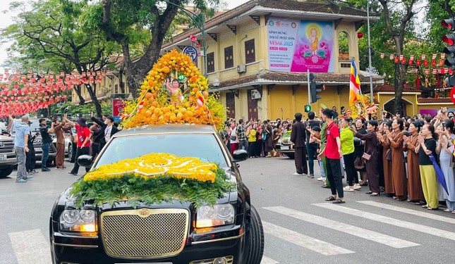 5 triệu lượt người đổ về chùa Quán Sứ trong 4 ngày ảnh 1