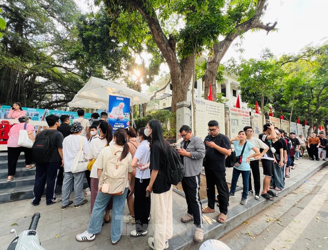 Người trẻ xếp hàng dài để nhận ấn phẩm đặc biệt về Chủ tịch Hồ Chí Minh ảnh 3
