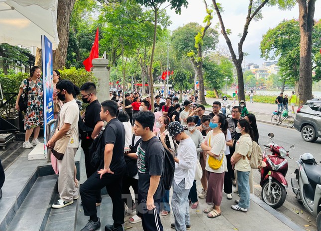 Người trẻ xếp hàng dài để nhận ấn phẩm đặc biệt về Chủ tịch Hồ Chí Minh ảnh 4