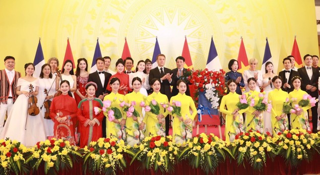 Nữ ca sĩ vinh dự được biểu diễn trước Tổng thống Pháp ảnh 2