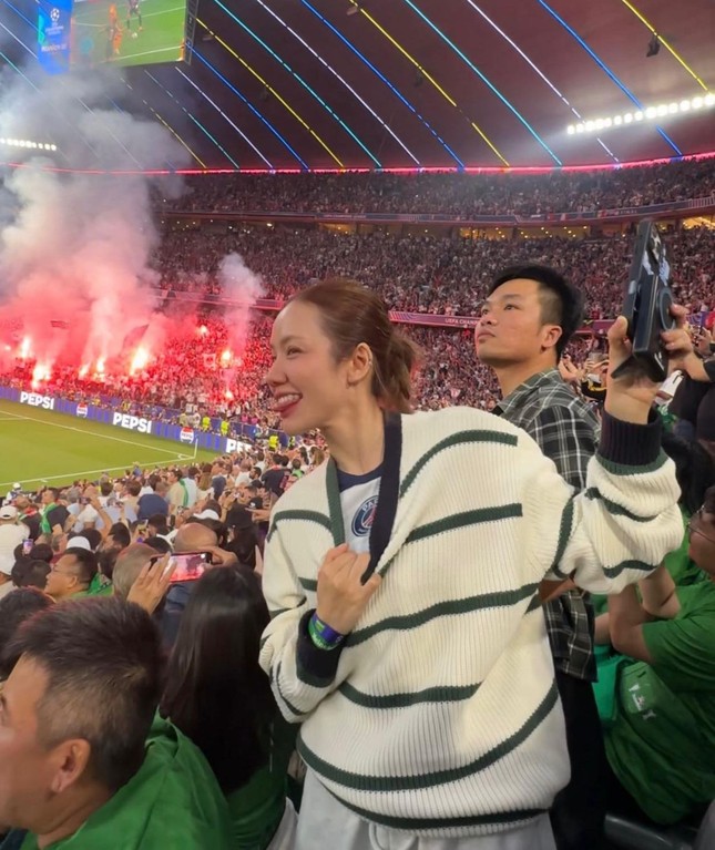 Tuấn Hưng, Phương Ly ăn mừng cúp vô địch Champions League của PSG ảnh 1