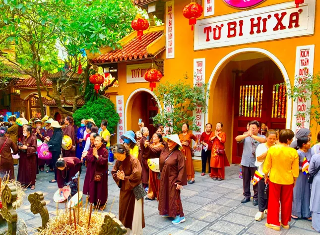 Hơn 18.000 ngôi chùa trên cả nước cử hành 3 hồi chuông, trống bát nhã vào sáng 1/7 ảnh 1