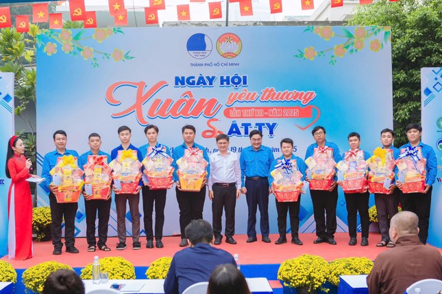 Tuổi trẻ TPHCM mang mùa Xuân nghĩa tình đến các hoàn cảnh khó khăn ảnh 3