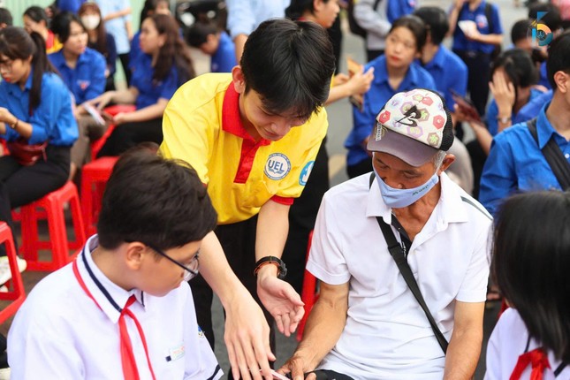 Tuổi trẻ TPHCM mang mùa xuân nghĩa tình đến các hoàn cảnh khó khăn ảnh 5