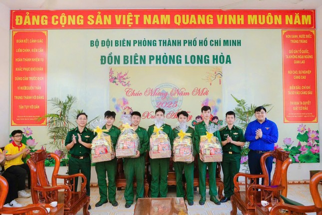 Tuổi trẻ TPHCM mang mùa xuân nghĩa tình đến các hoàn cảnh khó khăn ảnh 8