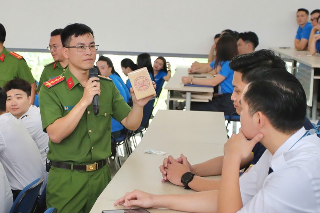 Jeunes Vietnamiens exceptionnels 2024 - Le capitaine Tran Vinh Chien promeut la prévention de la criminalité liée à la drogue, photo 3