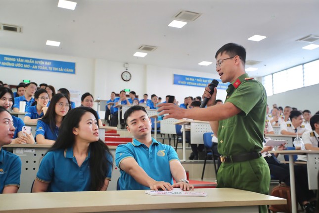 Jeunes Vietnamiens remarquables 2024 - Le capitaine Tran Vinh Chien promeut la prévention de la criminalité liée à la drogue (photo 2)