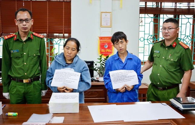 Vừa ra tù vì buôn hàng trắng, lại bị bắt cùng 8 bánh heroin ảnh 1