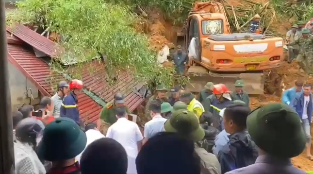 Sạt lở đất trong đêm ở Sa Pa một hộ dân bị vùi lấp, có người tử vong ảnh 1
