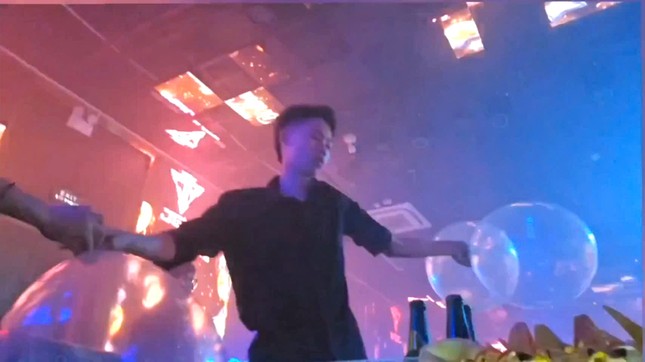 Quán bar lớn nhất TP Điện Biên Phủ bị rút phép vẫn cho khách nhảy nhót, hút bóng cười xuyên đêm ảnh 2