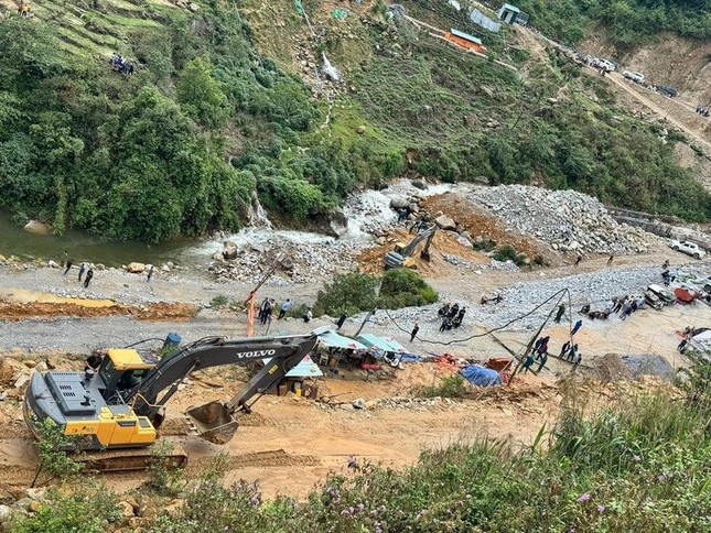 Sạt lở tại công trường thủy điện ở Lai Châu, ít nhất 5 người tử vong ảnh 1