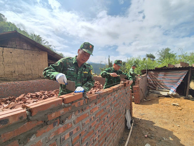  Dù gian khó đến đâu, quyết không để người dân sống trong nhà dột nát ảnh 4