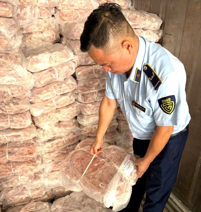 Lào Cai thu giữ trên 1,5 tấn chân gà đông lạnh, không rõ xuất xứ ảnh 1