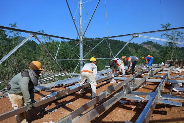 Công nhân chật vật trên công trường 500 kV Lào Cai – Vĩnh Yên vì thời tiết khắc nghiệt ảnh 2