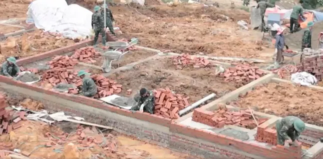 Không khí hối hả trên công trường khu tái thiết Sàng Ma Sáo ảnh 2