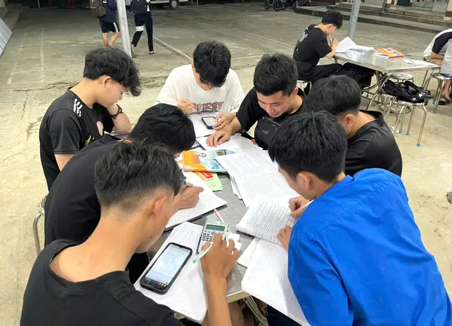 Sát cánh cùng sĩ tử nuôi giấc mơ vào đại học ảnh 1