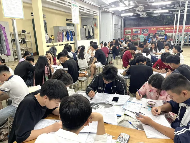 Sát cánh cùng sĩ tử nuôi giấc mơ vào đại học ảnh 2