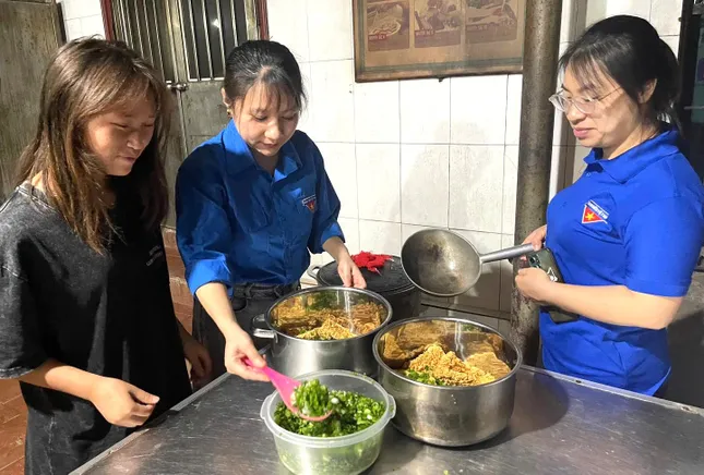 Sát cánh cùng sĩ tử nuôi giấc mơ vào đại học ảnh 8