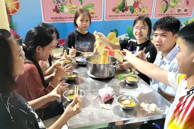 Sát cánh cùng sĩ tử nuôi giấc mơ vào đại học ảnh 11