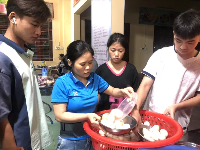 Sát cánh cùng sĩ tử nuôi giấc mơ vào đại học ảnh 10