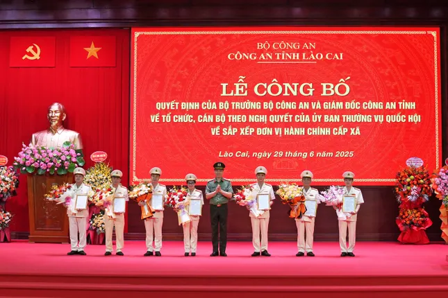 Công bố quyết định của Bộ trưởng Bộ Công an về công tác cán bộ ảnh 3