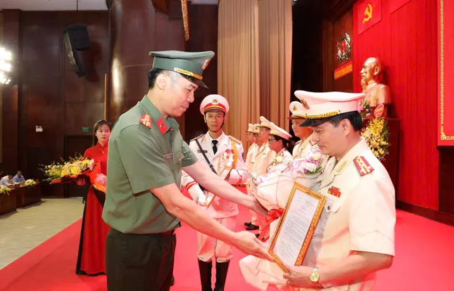 Công bố quyết định của Bộ trưởng Bộ Công an về công tác cán bộ ảnh 4