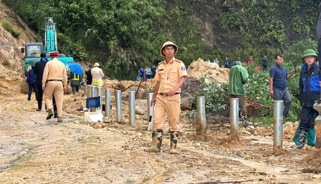 Sạt lở đất đá trên QL4D đoạn nối Lào Cai với Lai Châu, một người bị vùi lấp ảnh 2