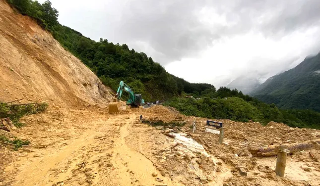 Sạt lở đất đá trên QL4D đoạn nối Lào Cai với Lai Châu, một người bị vùi lấp ảnh 1