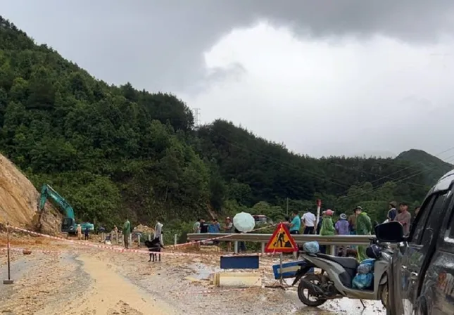 Thông tuyến Quốc lộ 4D sau sạt lở nghiêm trọng, cảnh báo nguy cơ tái sạt do mưa lớn ảnh 1