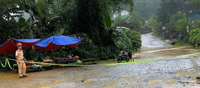 Thông tuyến Quốc lộ 4D sau sạt lở nghiêm trọng, cảnh báo nguy cơ tái sạt do mưa lớn ảnh 3