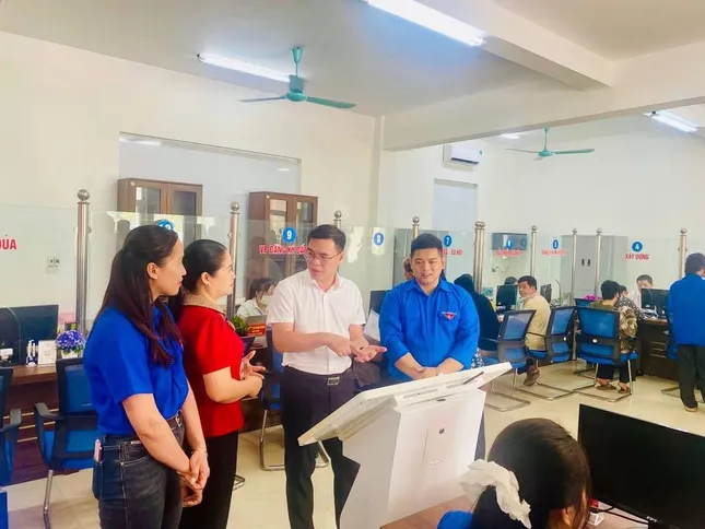 Nhiều người dân tộc thiểu số lần đầu thao tác màn hình cảm ứng không còn bỡ ngỡ ảnh 1