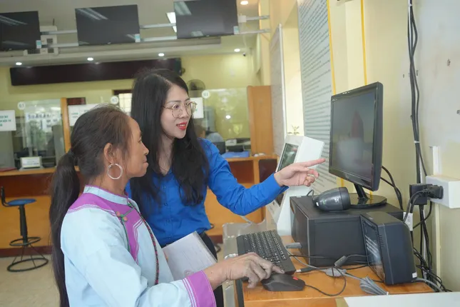 Nhiều người dân tộc thiểu số lần đầu thao tác màn hình cảm ứng không còn bỡ ngỡ ảnh 5