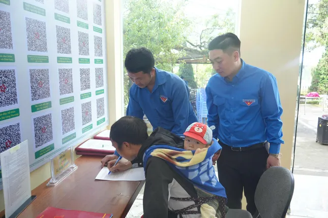Nhiều người dân tộc thiểu số lần đầu thao tác màn hình cảm ứng không còn bỡ ngỡ ảnh 11