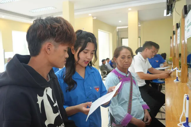 Nhiều người dân tộc thiểu số lần đầu thao tác màn hình cảm ứng không còn bỡ ngỡ ảnh 6
