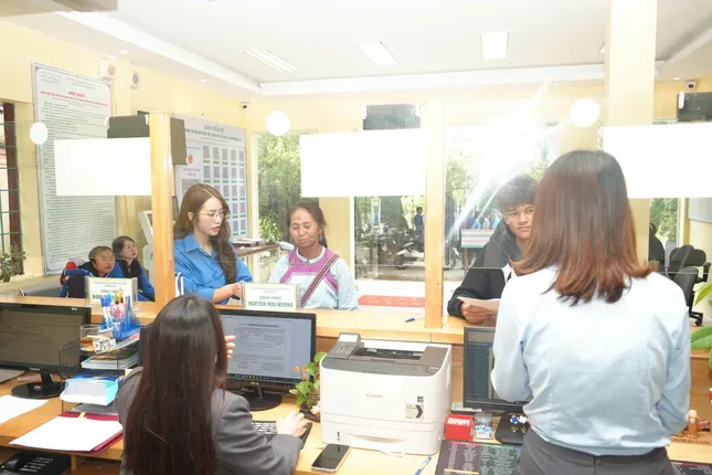 Nhiều người dân tộc thiểu số lần đầu thao tác màn hình cảm ứng không còn bỡ ngỡ ảnh 10