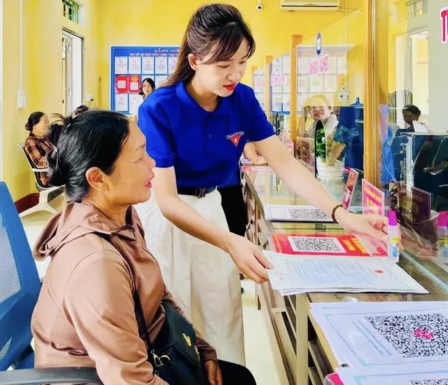 Nhiều người dân tộc thiểu số lần đầu thao tác màn hình cảm ứng không còn bỡ ngỡ ảnh 2