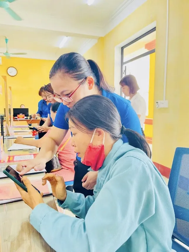 Nhiều người dân tộc thiểu số lần đầu thao tác màn hình cảm ứng không còn bỡ ngỡ ảnh 4