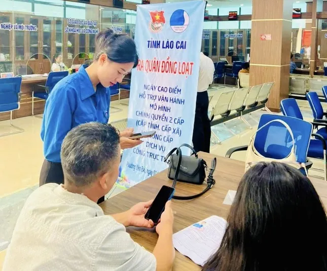 Nhiều người dân tộc thiểu số lần đầu thao tác màn hình cảm ứng không còn bỡ ngỡ ảnh 3