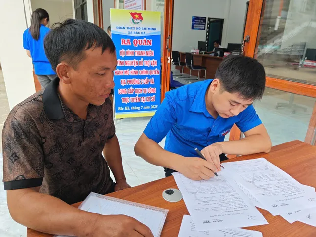 Nhiều người dân tộc thiểu số lần đầu thao tác màn hình cảm ứng không còn bỡ ngỡ ảnh 9