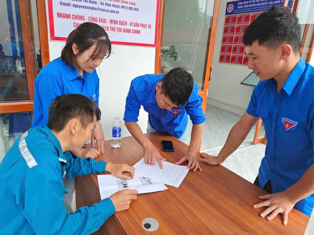 Nhiều người dân tộc thiểu số lần đầu thao tác màn hình cảm ứng không còn bỡ ngỡ ảnh 8