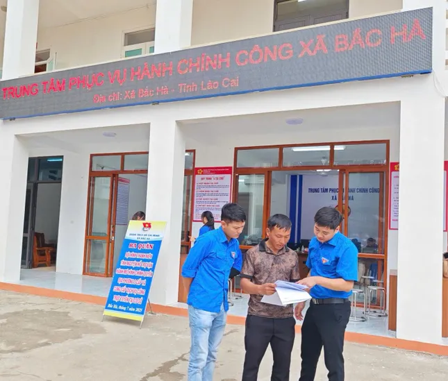 Nhiều người dân tộc thiểu số lần đầu thao tác màn hình cảm ứng không còn bỡ ngỡ ảnh 7