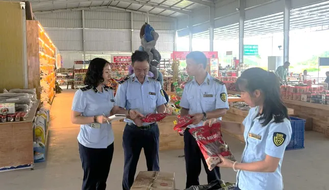 Lào Cai xử lý hàng trăm vụ hàng giả, nộp ngân sách gần 4 tỷ đồng ảnh 2