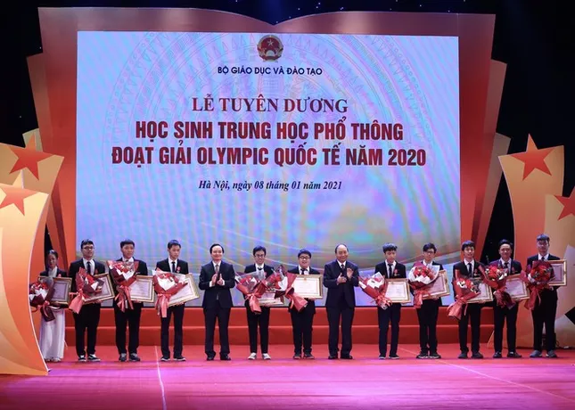 Luật sư nói gì về Huân chương Lao động dành cho 12 học sinh đoạt huy chương Olympic? ảnh 1