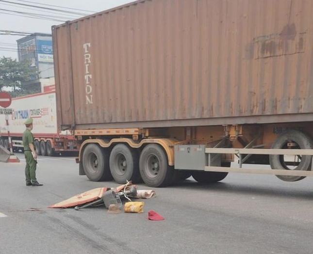 Tai nạn với xe đầu kéo trên quốc lộ 1, một phụ nữ tử vong ảnh 1