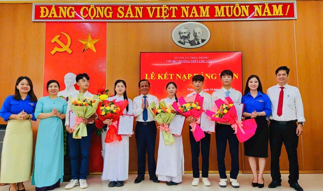 71 học sinh tuổi 18 ở Quảng Trị được kết nạp Đảng đúng dịp kỷ niệm ngày sinh Bác Hồ ảnh 1