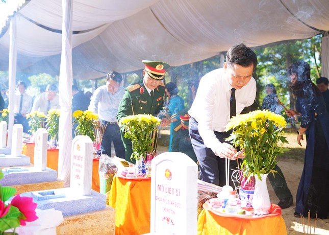 Quảng Trị truy điệu, an táng 12 hài cốt liệt sĩ hy sinh tại nước bạn Lào ảnh 4
