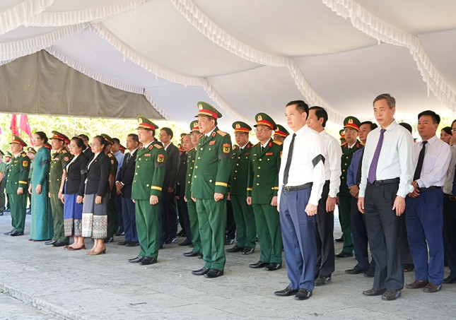 Quảng Trị truy điệu, an táng 12 hài cốt liệt sĩ hy sinh tại nước bạn Lào ảnh 1