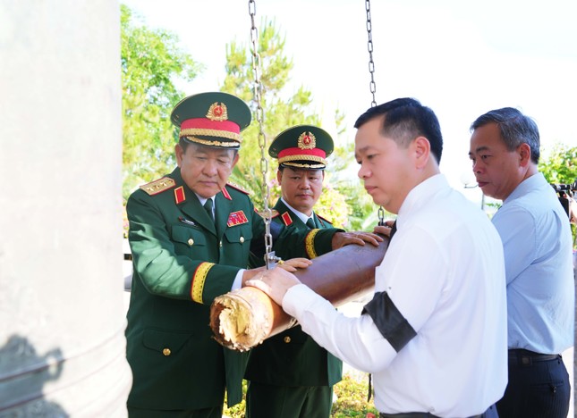 Quảng Trị truy điệu, an táng 12 hài cốt liệt sĩ hy sinh tại nước bạn Lào ảnh 2