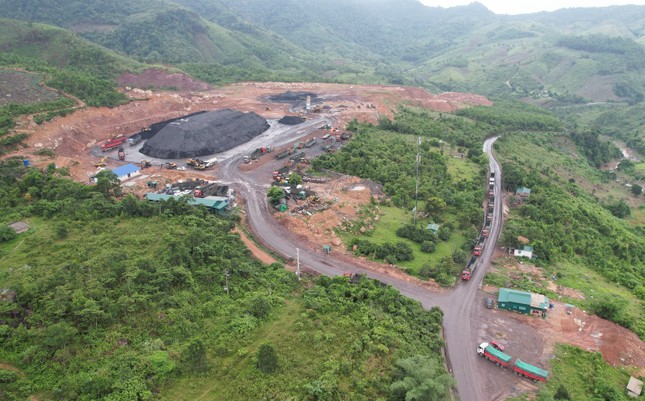 Trường học, người dân ở Quảng Trị khốn khổ vì bụi than ảnh 1