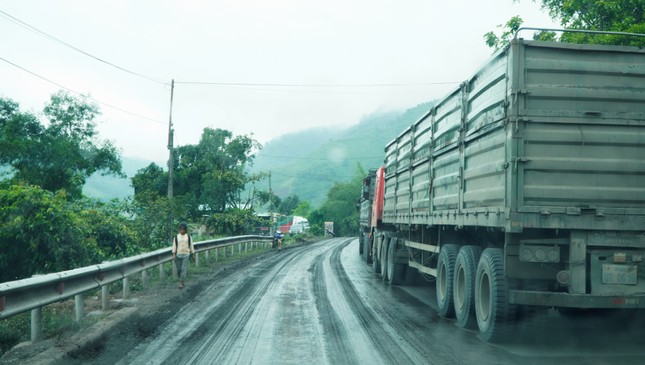 Trường học, người dân ở Quảng Trị khốn khổ vì bụi than ảnh 3